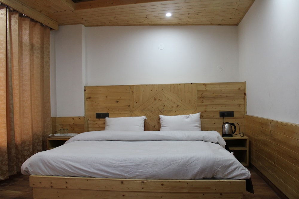 Apple Field House Hotel in Old Manali in Manali, India