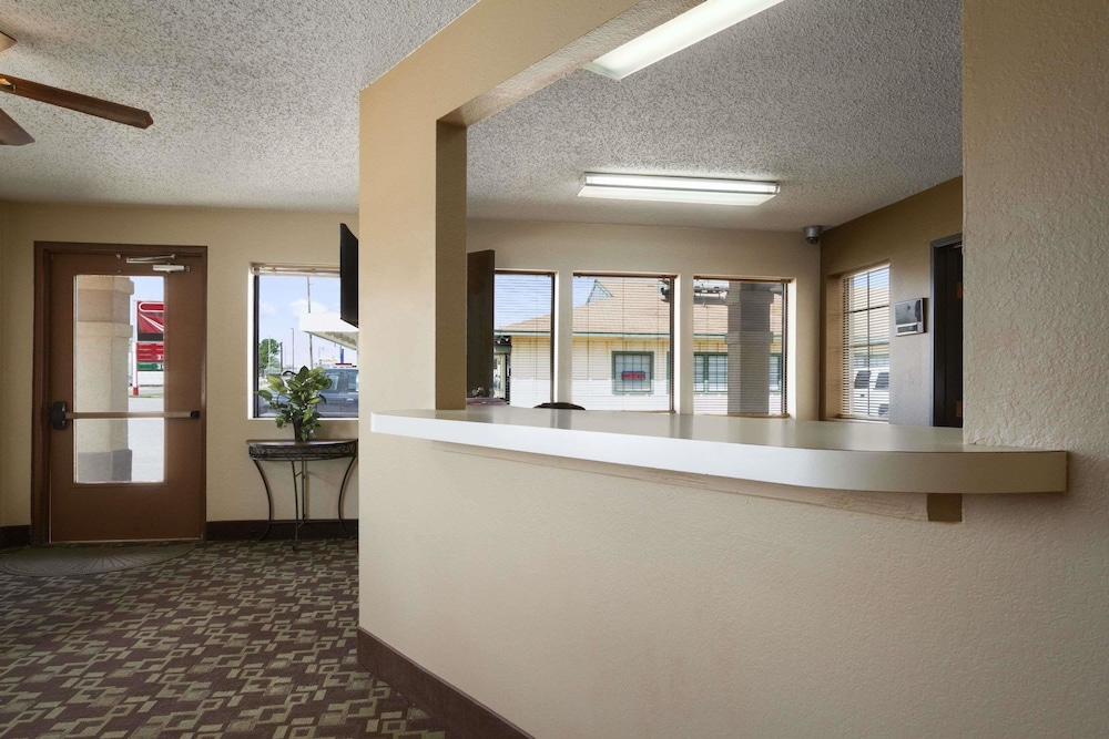 Super 8 by Wyndham Blackwell - photo 2