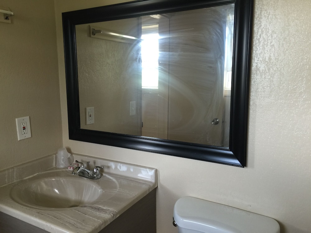 Pelican Inn and Suites - photo 14
