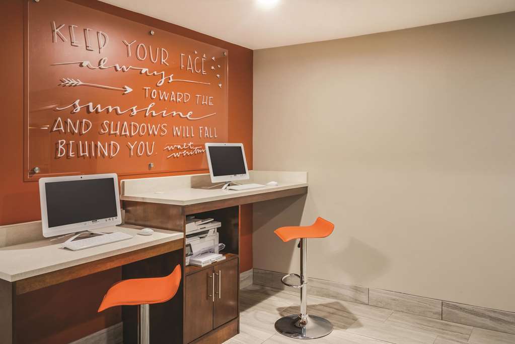 La Quinta Inn & Suites by Wyndham Chattanooga Hamilton Place - photo 39