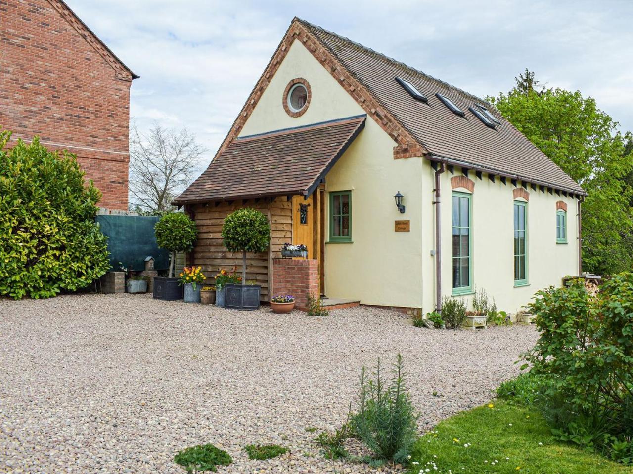 Little Bank Cottage — 4-Star Luxury Hotel in Ludlow, United Kingdom