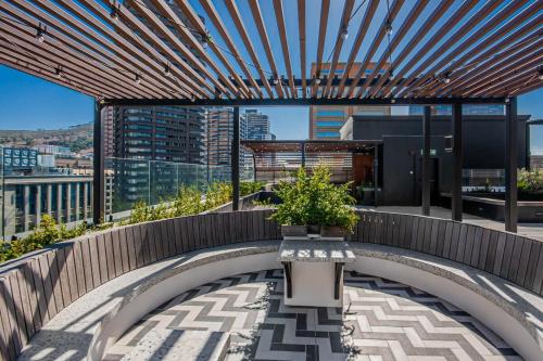 Sunny 3rd Floor spacious Fast wifi pool