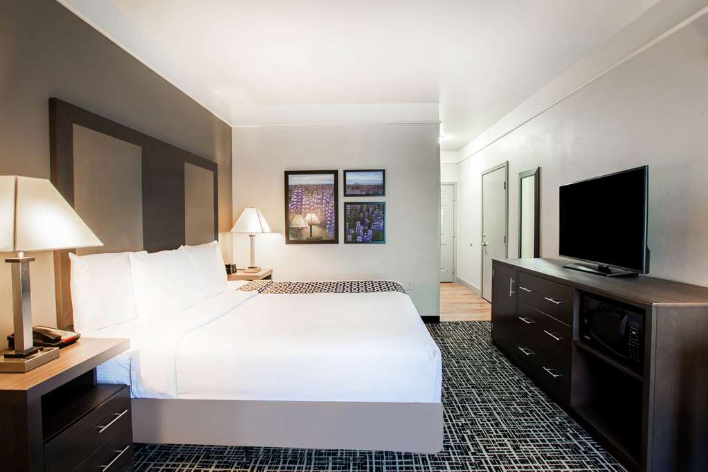 La Quinta Inn & Suites by Wyndham Seguin - photo 19