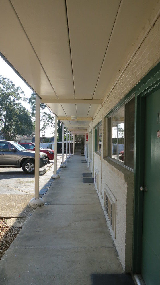 Hamilton Holiday Motel - photo 20
