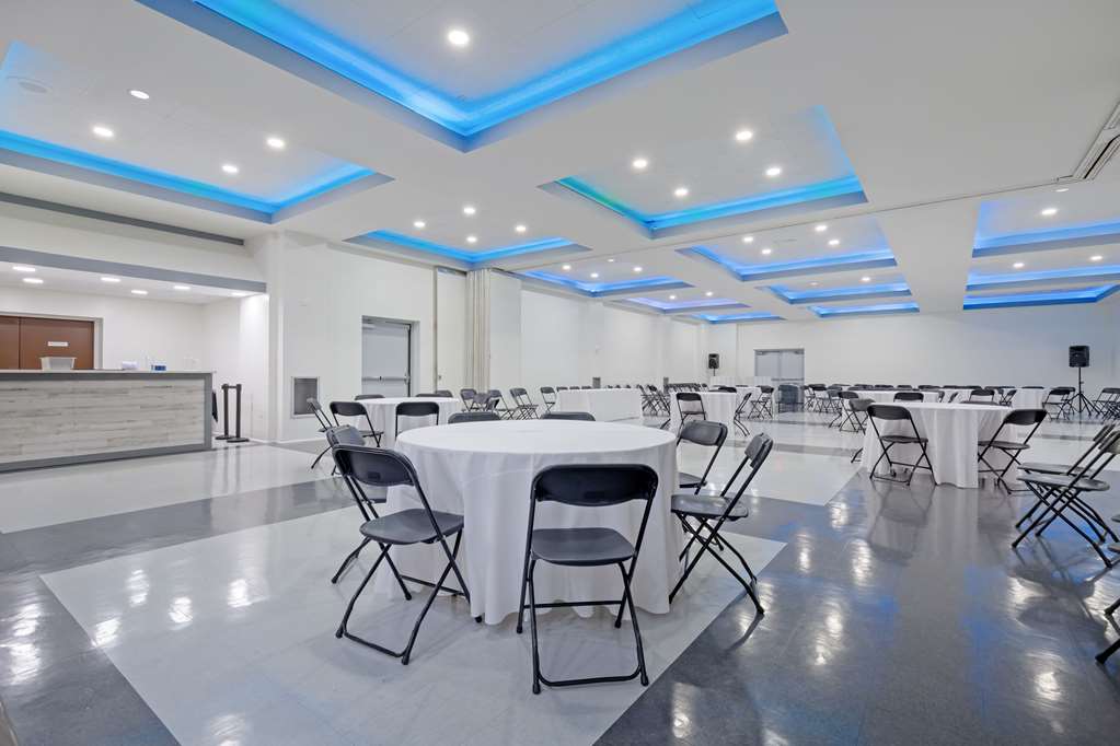 Clarion Hotel & Suites BWI Airport North - photo 36