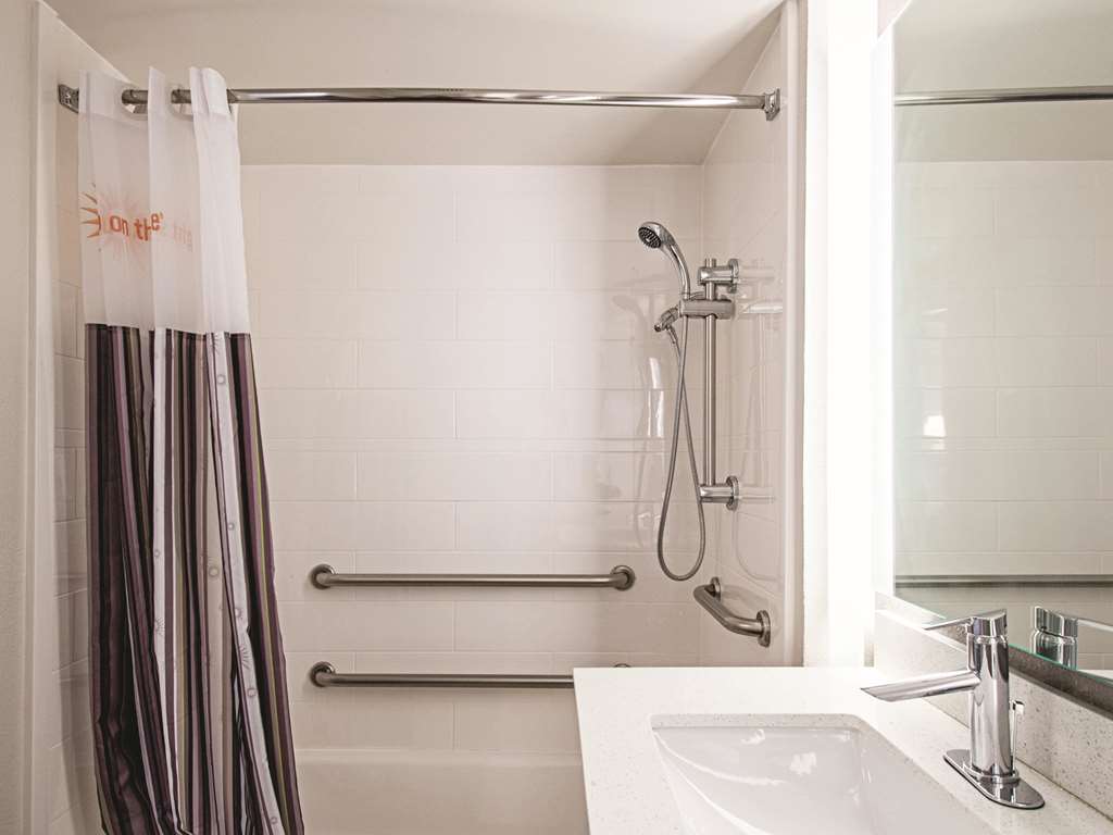 La Quinta Inn & Suites by Wyndham Cincinnati Sharonville - photo 30