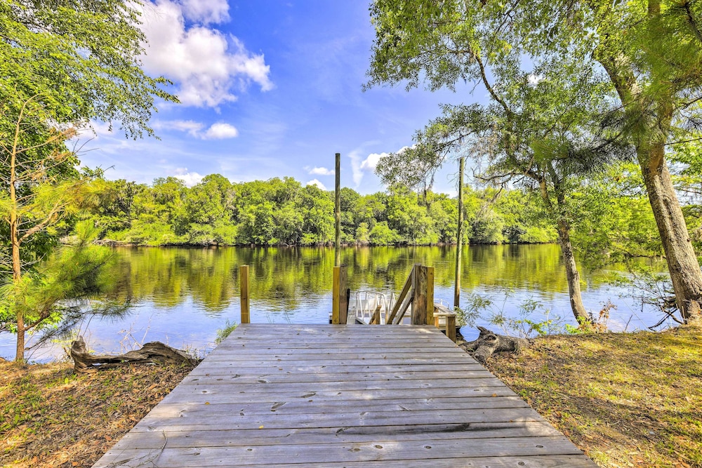Charming Abode w Dock on the Suwannee River — hotel in Bell