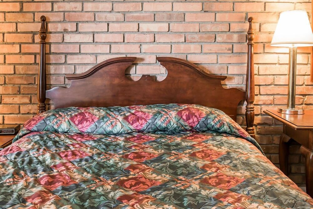 Econo Lodge Central - photo 10