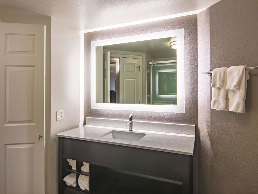 La Quinta Inn & Suites by Wyndham Oklahoma City Norman - photo 20