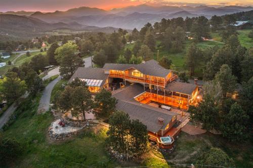 Mountain Top Luxury Red Rocks Hot tub Sauna Views in Golden, United States