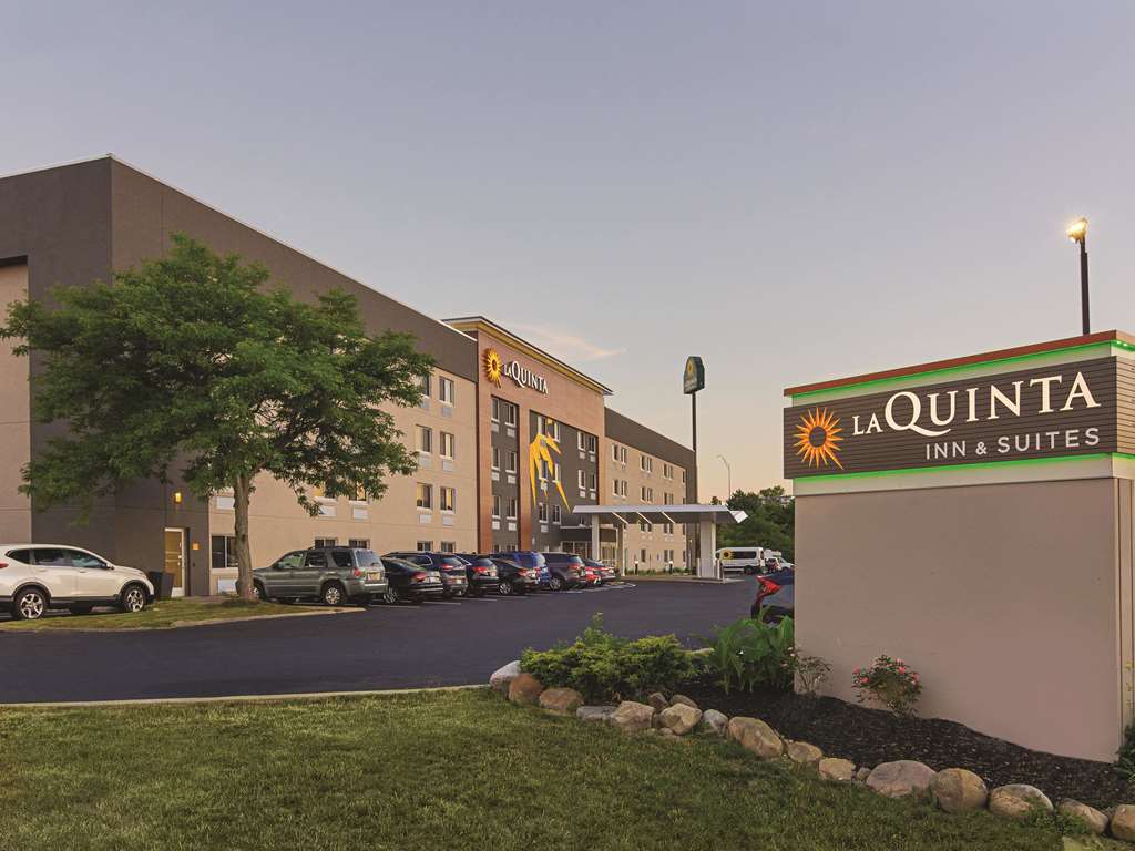 La Quinta Inn & Suites by Wyndham Cleveland Airport North - photo 7