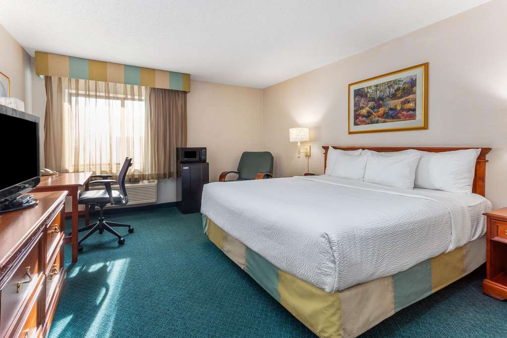 La Quinta Inn & Suites by Wyndham Chicago Gurnee - photo 30