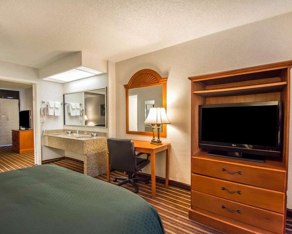 Quality Inn & Suites at Tropicana Field - photo 46