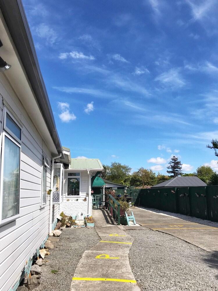 Studious Village - last minute hotel in Christchurch