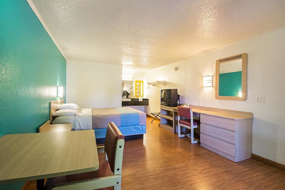 Motel 6 Bloomington Indiana - photo 12