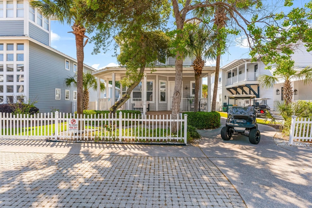Destin Beach House Gulf Moon by PHG — 4-Star Luxury Hotel in Destin, United States