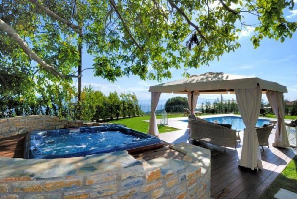 Villa Kerasia — 4-Star Luxury Hotel in Portaria, Greece
