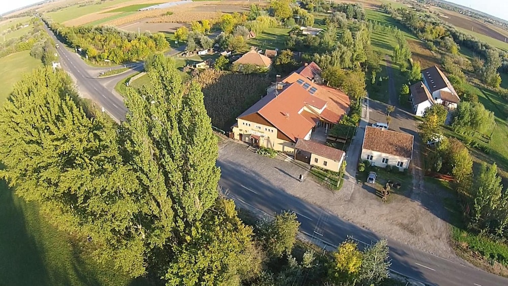 Bauer Resort Countryside Retreat — Roszke