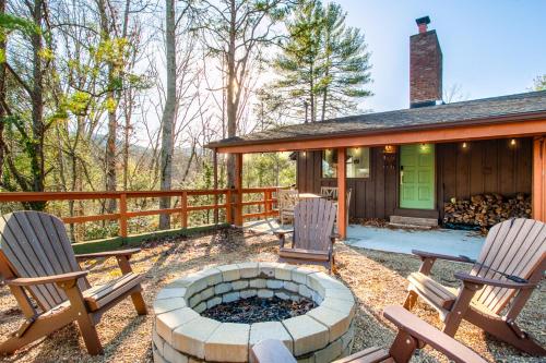 Peaceful Heights with Cozy Decks and Smart TV in Townsend, United States