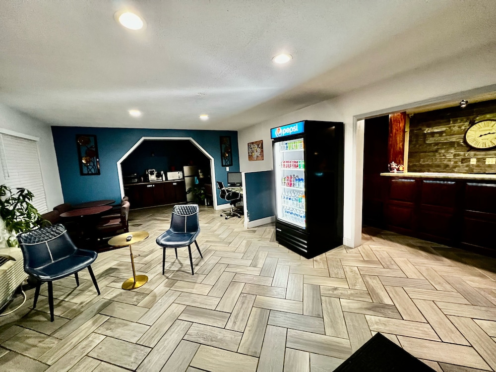 Ozark Inn & Suites - photo 2