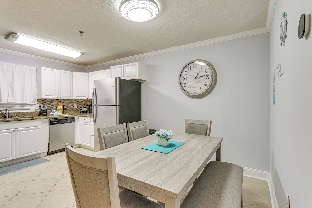 Walk to Beach: Hilton Head Resort Condo w Pools - photo 7