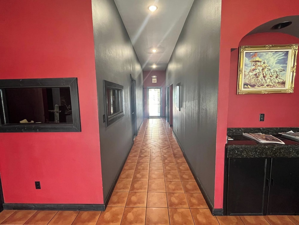 La Posada Inn By OYO Brownsville - photo 2