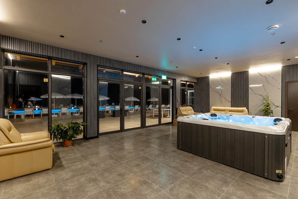 Indoor spa tub