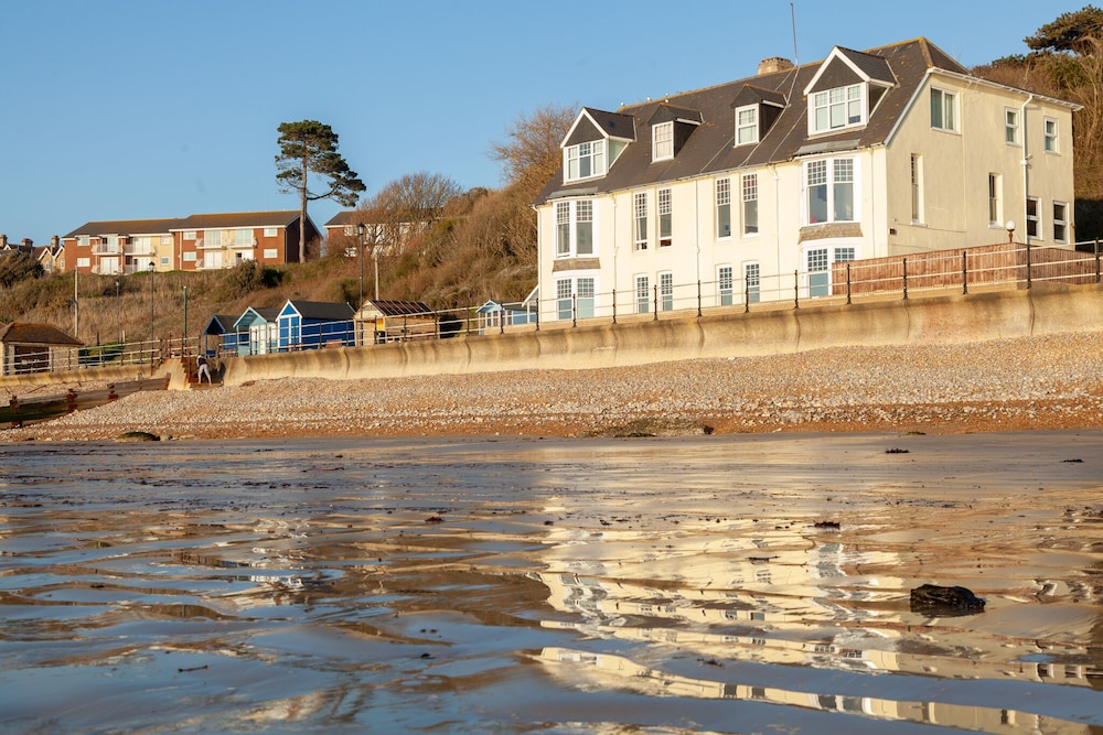 Waters Edge Apartment At Beach House 14913872 — Totland