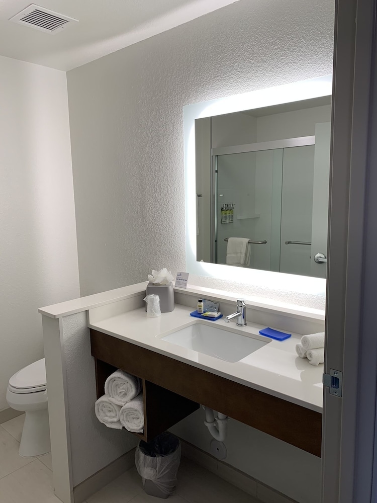 Holiday Inn Express & Suites Denver Aurora Medical Campus - photo 130