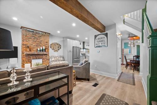 Sophisticated Elegance in Pghs Most Scenic Locale in Pittsburgh, United States