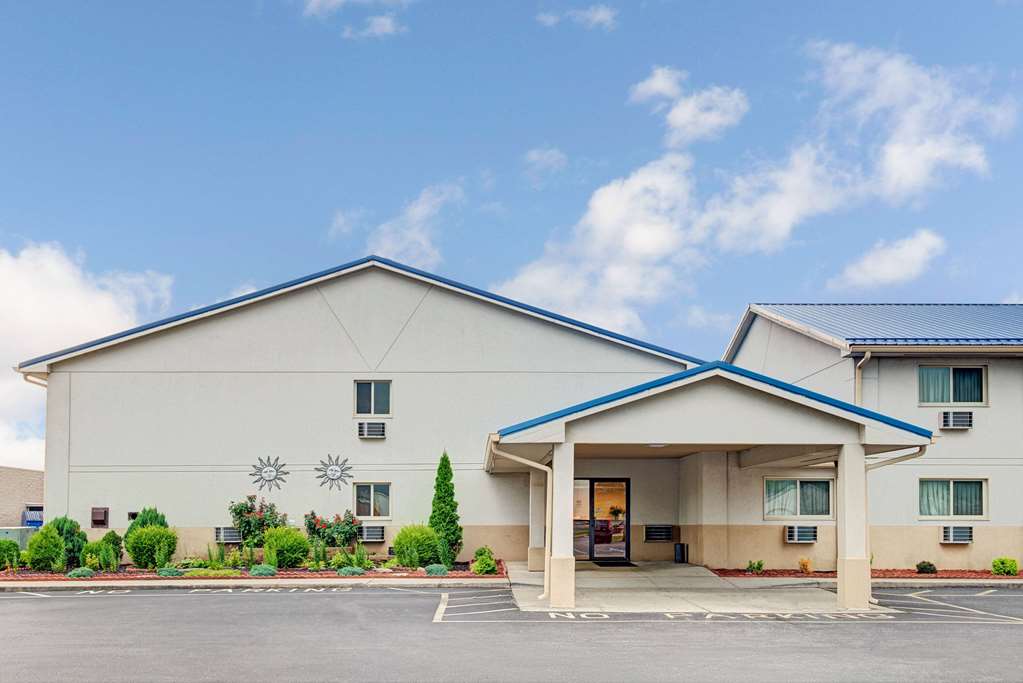 Super 8 by Wyndham Indianapolis Emerson Ave pet-friendly hotel Beech Grove