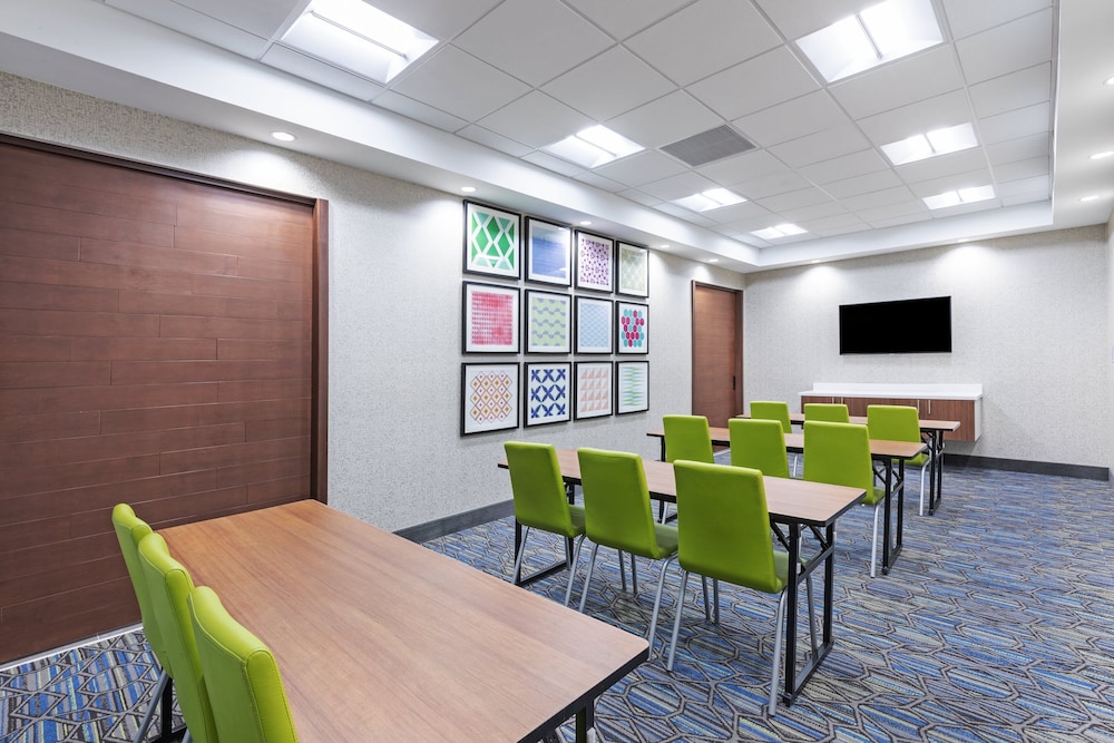 Holiday Inn Express & Suites Parsons by IHG - photo 26