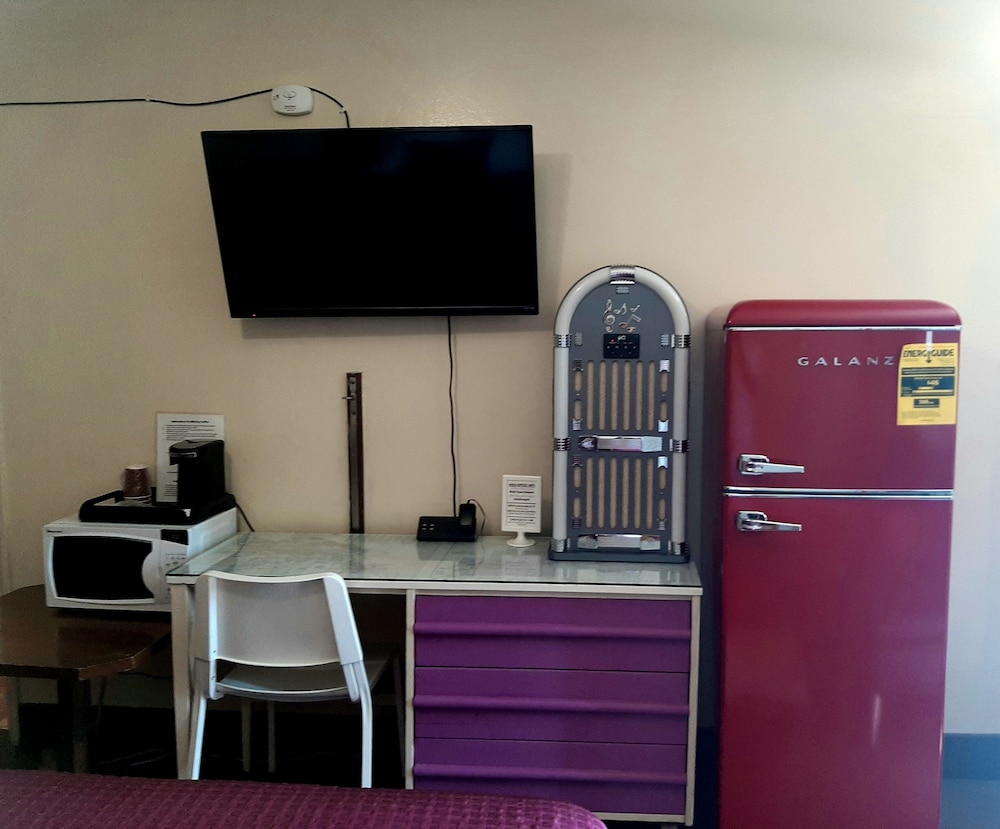 The New Star Motel with Studio Kitchens: 1950s Extended Stay Lodging and Retreat Center - photo 50