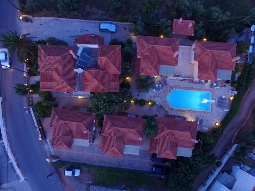 Finikes Apartments — 4-Star Luxury Hotel in Kardamyli, Greece