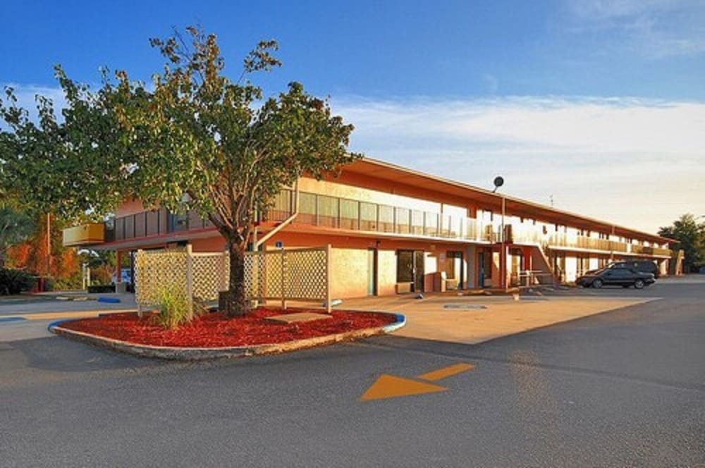 Super 6 Inn Suites - photo 29