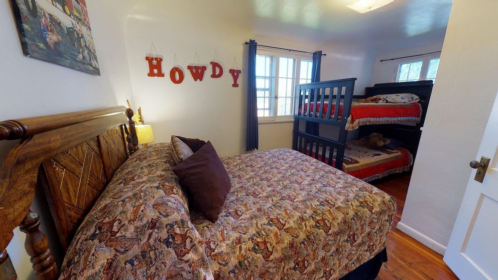 Rustic Cowboy Cabin — Blanding — photo 4