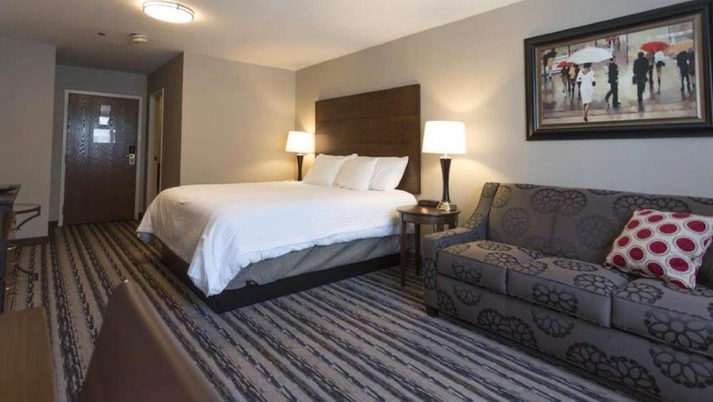 The Colonial Hotel - photo 8