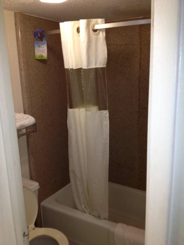 Days Inn by Wyndham Richmond Hill Savannah - photo 9