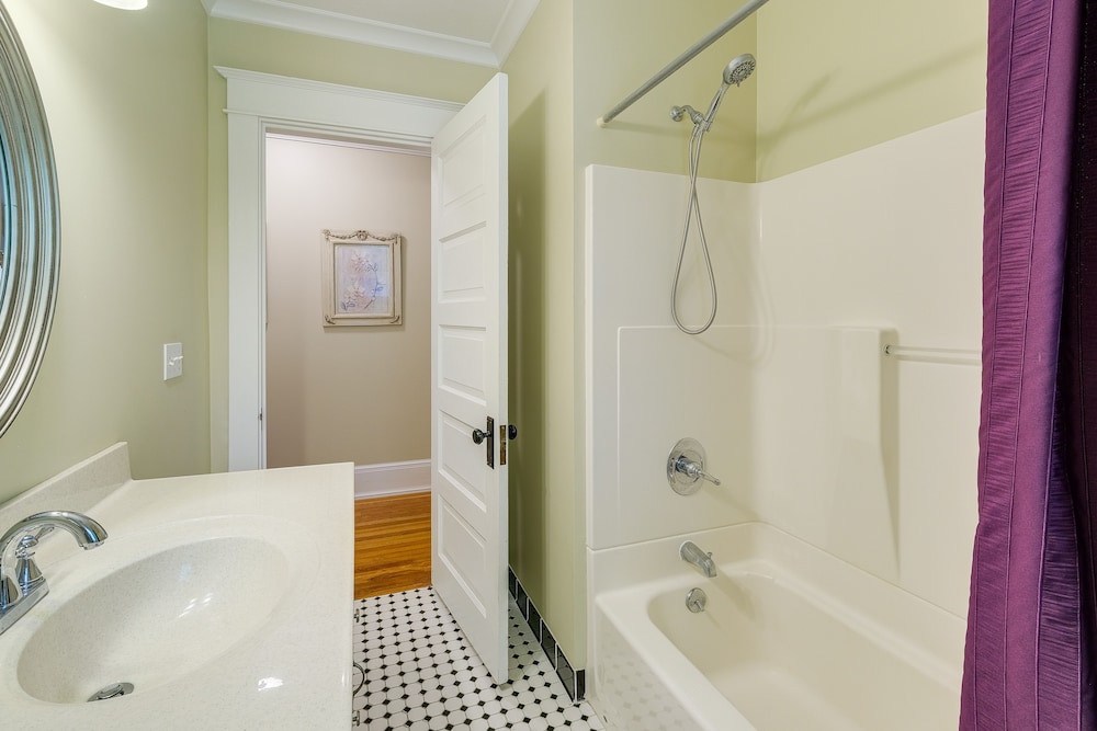 Cozy Michigan Retreat w Deck & Gas Grill in Frankfort, United States