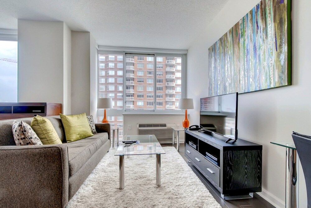 Global Luxury Suites at Newport - photo 34