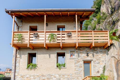 Green Chalet Scalotta Nature Relax Lake view with private Jacuzzi and Spa — 4-Star Luxury Hotel in Dervio, Italy