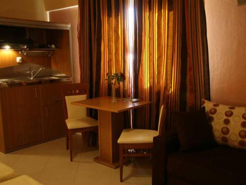 Studios Karavos — hotel in Aliveri