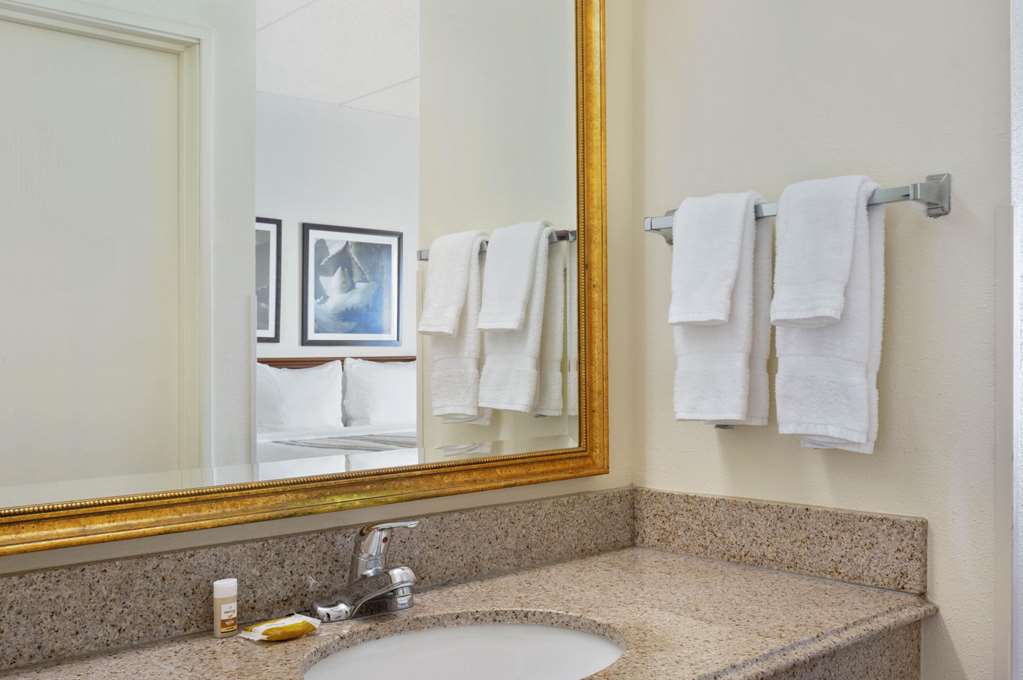 La Quinta Inn & Suites by Wyndham Sawgrass - photo 21