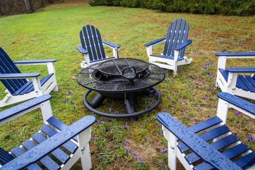 Cedar Creek Cottage Close to Downtown Traverse City Beaches and the TART Trail — 4-Star Luxury Hotel in Cedar City, United States
