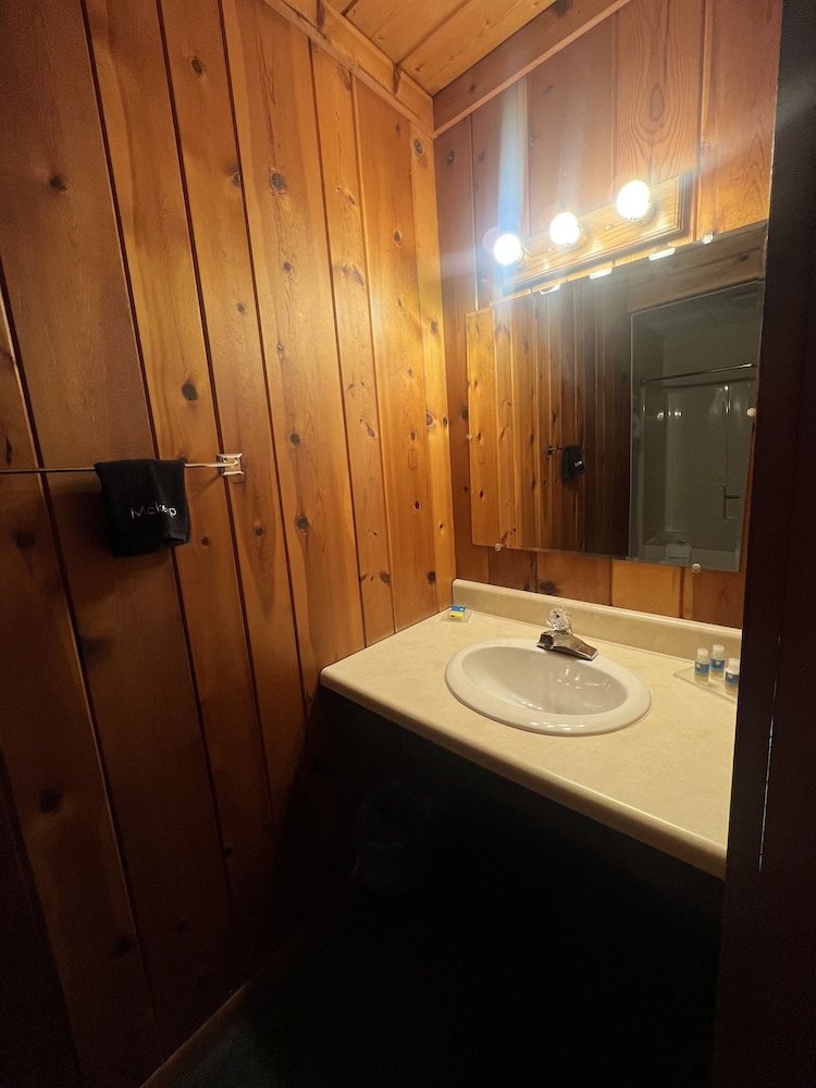 Cedars Motel - photo 16