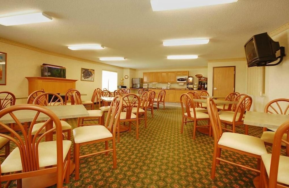 Syracuse Inn & Suites - photo 29