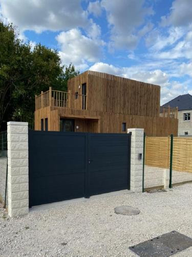 Duplex atypique en bois entre ville et verdures — hotel in La Chapelle-Saint-Mesmin