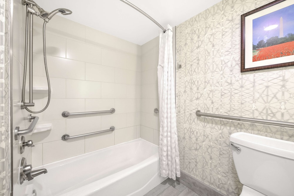 Embassy Suites by Hilton Alexandria Old Town - photo 27