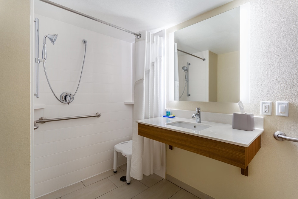Holiday Inn Express & Suites Cedar Falls Waterloo by IHG - photo 15