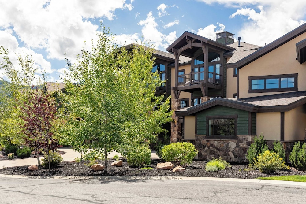 Fairway Ski and Golf Retreat by Avantstay Blocks From the Ski Lift Beautiful Views w Hot Tub - photo 21